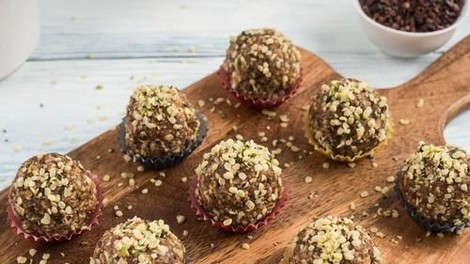 Čokoladne kroglice na deski.