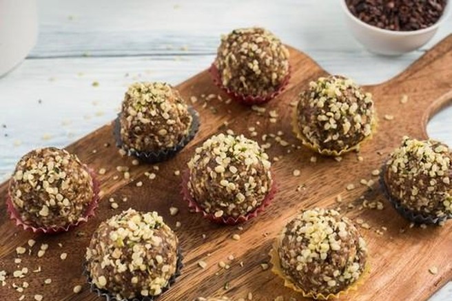 Čokoladne kroglice na deski.