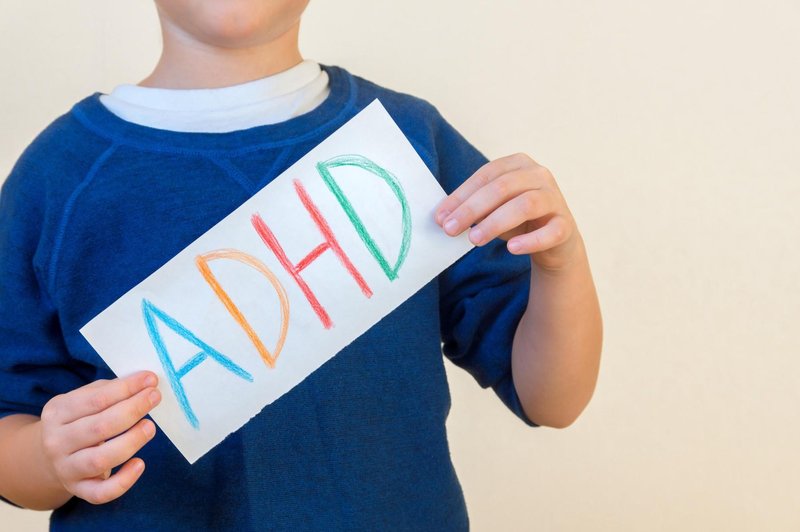 ADHD je razvojna motnja, kar pomeni, da se njeni osnovni simptomi praviloma pojavijo v otroštvu in se pogosto nadaljujejo v obdobju mladostništva, pri nekaterih tudi v odraslosti. (foto: Profimedia)