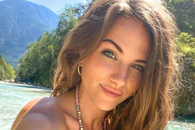 Dekle dela selfie na sončen dan v naravi