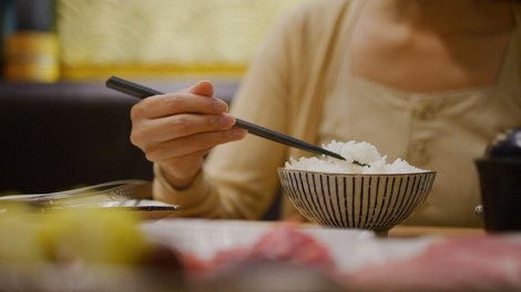 Zakaj je pred spanjem dobro jesti riž? To razkriva študija!