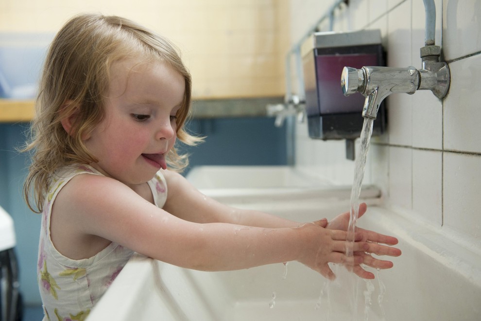 Otrok si umiva roke