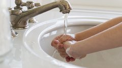Umivanje rok pod tekočo vodo
