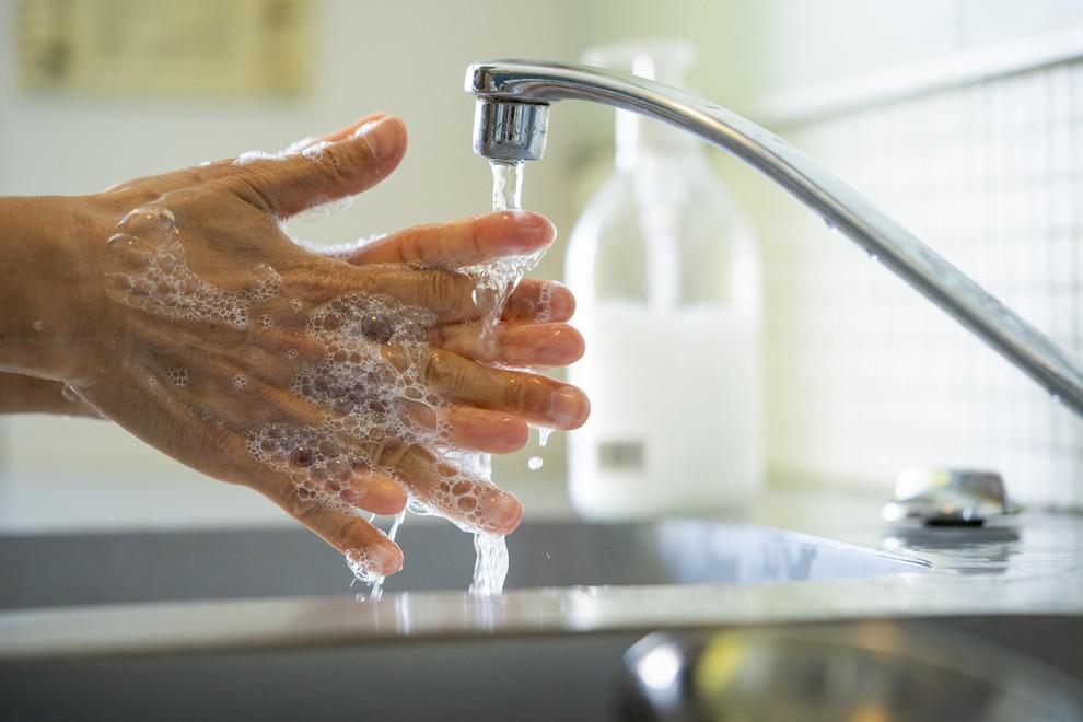 Umivanje rok z vodo in milom