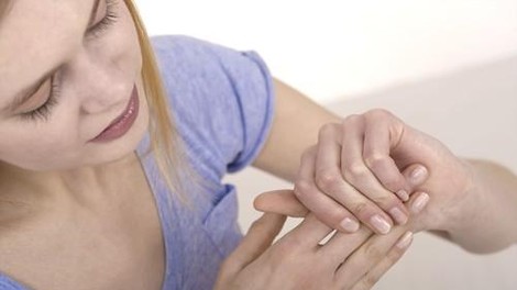 Bolečine v sklepih na roki: zakaj nastanejo in kdaj je potrebna zdravniška pomoč?