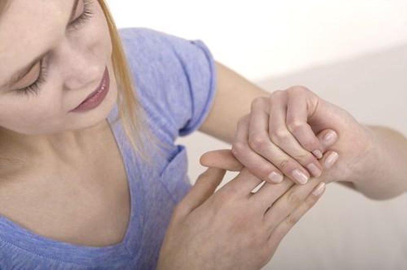 Bolečina v sklepih na roki je lahko eden izmed prvih znakov artritisa. (foto: Profimedia)