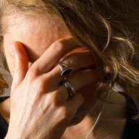 Zakaj čutite bolečino nad očmi? Veliko pogostih sprožilcev lahko omilite tudi sami