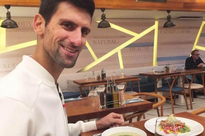 Teniški igralec Novak Đoković med obedom v restavraciji.