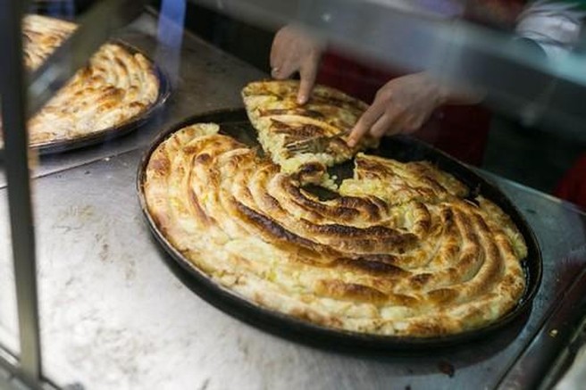 Ženska reže burek.