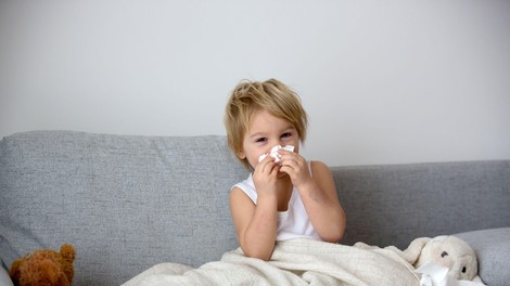 Smo v času akutnih okužb dihal: kako lahko zaščitimo otroke in odrasle?