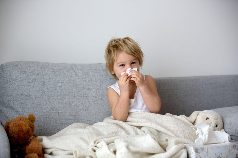 Smo v času akutnih okužb dihal: kako lahko zaščitimo otroke in odrasle? (foto: Profimedia)