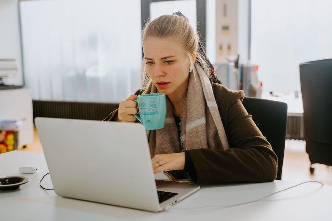 Nova študija odkriva temne plati digitalnega dela: ji opažate tudi pri sebi?