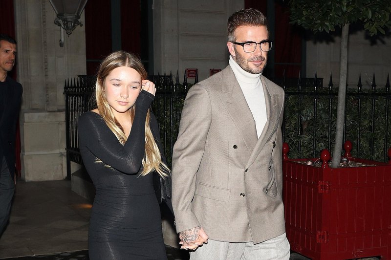 Harper Beckham se je z očetom pojavila v javnosti, vsi pa so komentirali, da kar ne morejo verjeti, da je tako hitro zrasla! (foto: Profimedia)