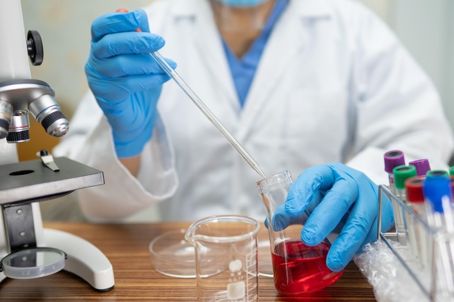 Znanstvenik v laboratoriju dela eksperiment