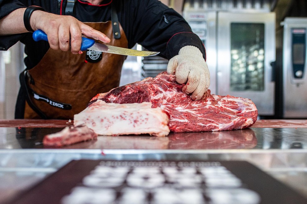 Mesar z več kot 12-letnimi izkušnjami razkriva, kateremu mesu se raje izognite: »Zavajajo vas in zaračunajo več« (foto: Profimedia)