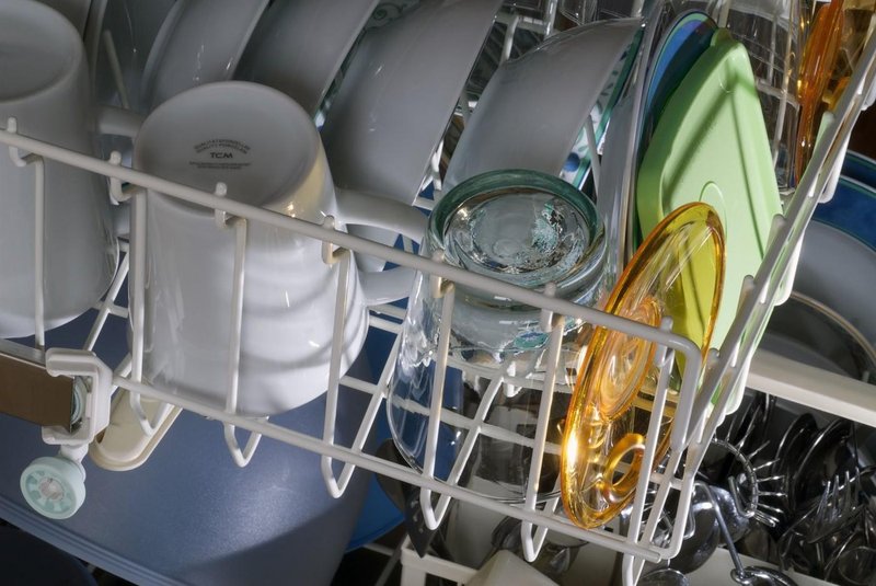 Obstaja pravilen način zlaganja posode v pomivalni stroj (zelo verjetno delate vsaj eno napako)