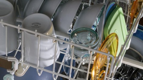 Obstaja pravilen način zlaganja posode v pomivalni stroj (zelo verjetno delate vsaj eno napako)