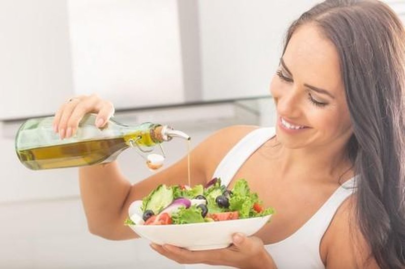 Vpliv olivnega olja sega tudi do blagodejnih vplivov na prebavo, prav tako izboljšuje absorpcijo hranil in vitaminov iz hrane. (foto: Profimedia)