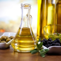 Ljudje vsak dan popijejo "štamperle" oljčnega olja: strokovnjaki razkrivajo, kaj ta viralni trend v resnici naredi vašemu telesu