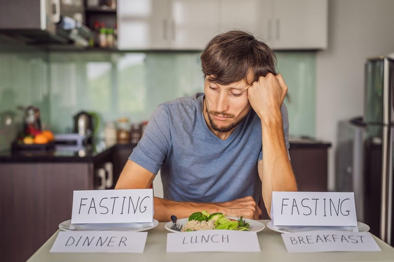 Številni ljudje, ki sledijo časovno omejeni dieti, sledijo urniku prehranjevanja 16:8, kjer pojedo vso hrano v 8-urnem oknu in se postijo preostalih 16 ur vsak dan, ugotavljajo raziskovalci.
