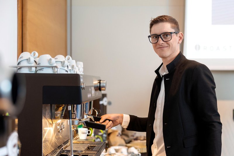 Pitje kave je Mateju Mohoriču v velik užitek. (foto: Profimedia)