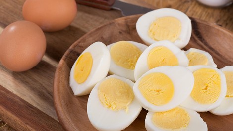 Kako pravilno hraniti trdo kuhana jajca?