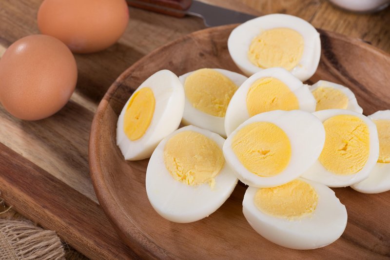 Kako pravilno hraniti trdo kuhana jajca? (foto: Profimedia)
