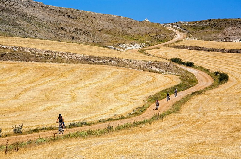 Če niste vedeli ali pomislili slovito romarsko Jakobovo pot (El Camino) lahko tudi premagate s kolesom.