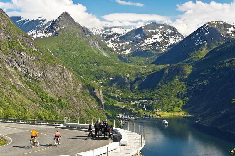 Vikinška kolesarska pot poteka po zahodni (Atlantski) obali Norveške ter je v celoti dolga okoli 1000 kilometrov.