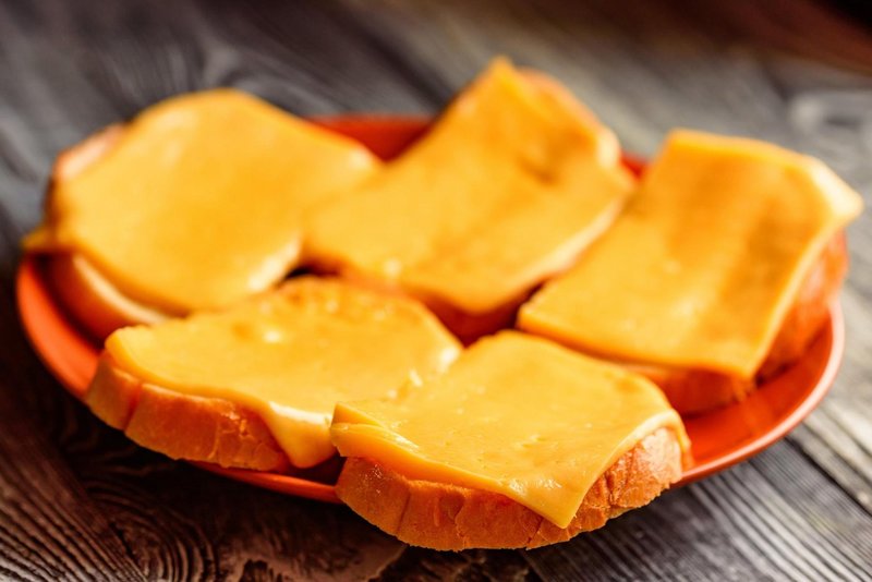 Je topljeni sir v lističih sploh pravi sir?