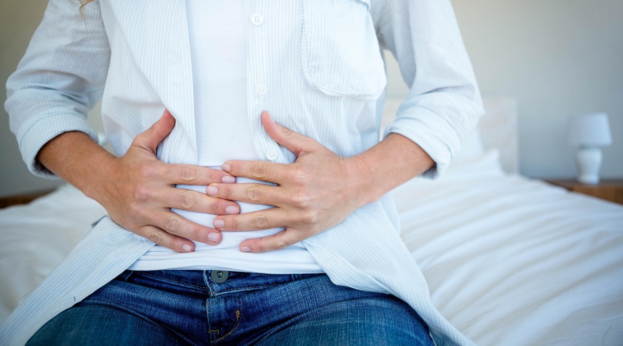 Glede na Cleveland Clinic lahko temeljito žvečenje hrane pomaga tudi pri prebavi, kar lahko pomaga preprečiti nadaljnje napihnjenost. (foto: Profimedia)