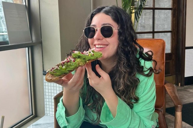 Ženska jé avokado toast