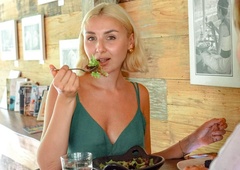 Kaj v resnici vsebuje solata? Čeprav velja za zdravo, temu pogosto ni tako (VIDEO)