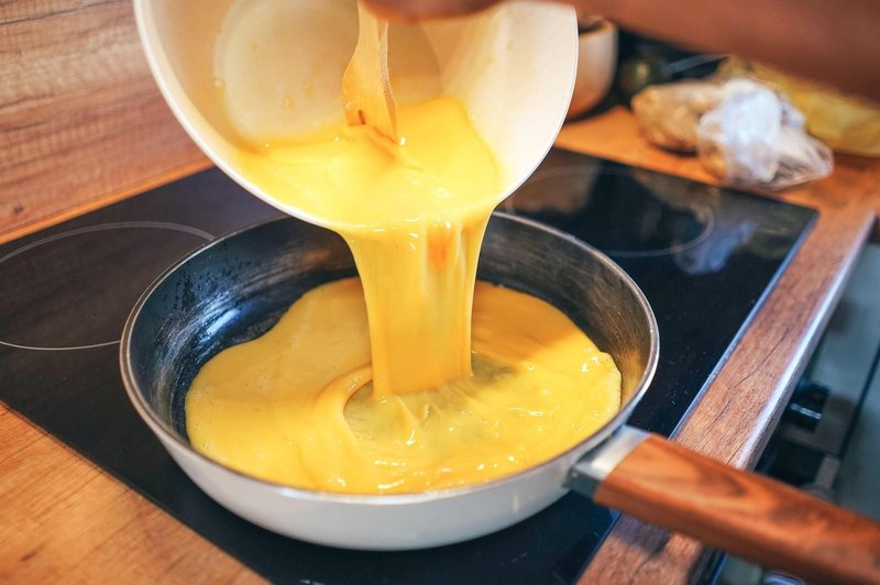 Nehajte dodajati mleko umešanim jajcem, raje dodajte to tekočino! (foto: Profimedia)