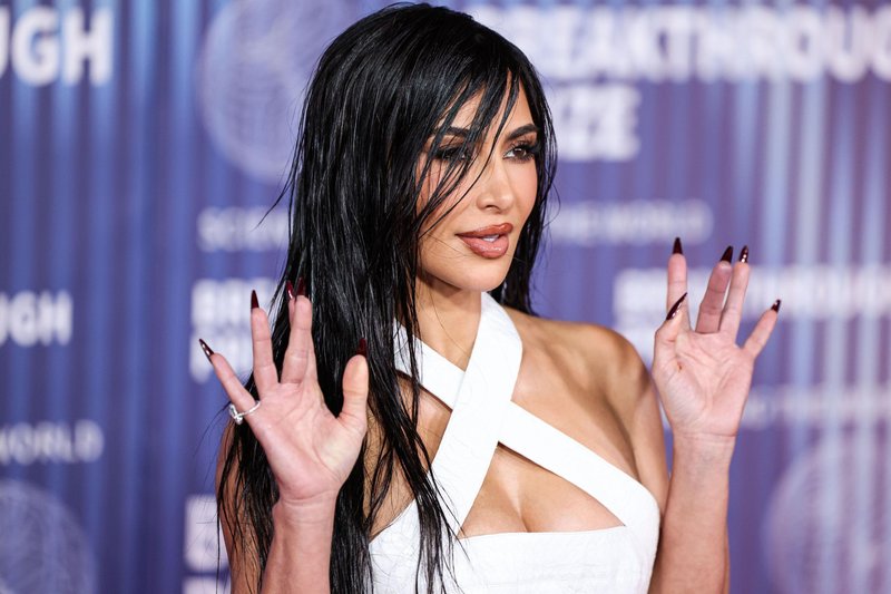 Kim Kardashian prihaja v Beograd, v njeni hotelski sobi pa mora vedno biti na voljo to živilo