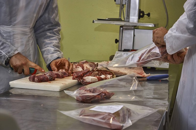 Bodite pozorni pri nakupu mesa: nekdanji mesar razkriva trike, s katerimi nas želijo ogoljufati