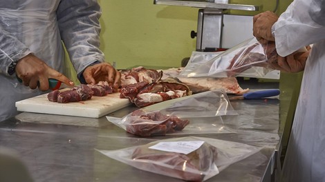 Bodite pozorni pri nakupu mesa: nekdanji mesar razkriva trike, s katerimi nas želijo ogoljufati