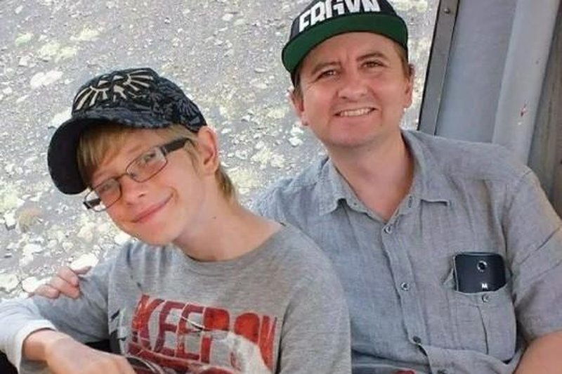 Preminuli 14-letni Harry Miller s svojim očetom. (foto: Posnetek zaslona/thesun.co.uk)