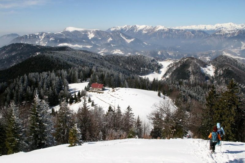 Previdno pri morebitnih pohodih čez praznike: v gorah ostajajo zimske razmere