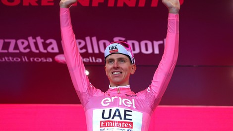 Kljub predrti zračnici in padcu Tadej Pogačar zmagal v drugi etapi Gira in oblekel rožnato majico
