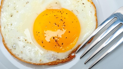 Če imate radi tako pripravljena jajca, se igrate s svojim zdravjem: mnogi jih obožujejo, a se ne zavedajo nevarnosti