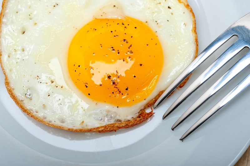 Če imate radi tako pripravljena jajca, se igrate s svojim zdravjem: mnogi jih obožujejo, a se ne zavedajo nevarnosti (foto: Profimedia)