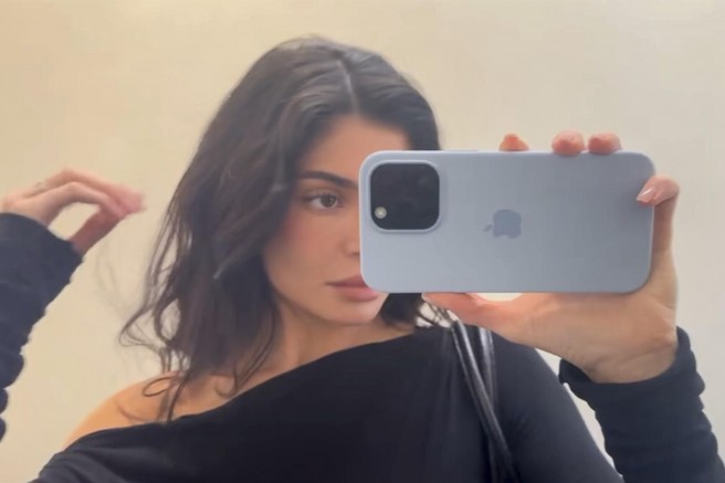 Ženska dela selfie v ogledalu