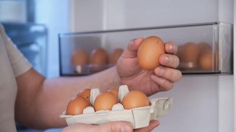 Kako se pravilno shranjujejo jajca? Preverite, ali počnete te napake (strokovnjaki pravijo, da so pogoste)