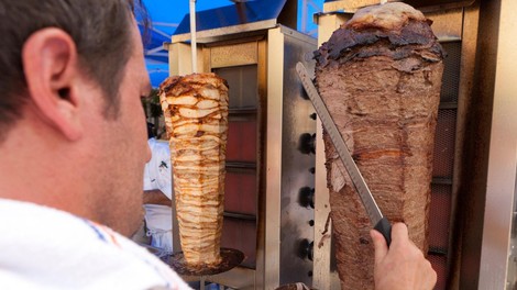 Okusna pregreha: toda ali ste vedeli, kaj prodajalci kebaba po koncu dneva naredijo z mesom? Ne vržejo ga stran, ampak ...