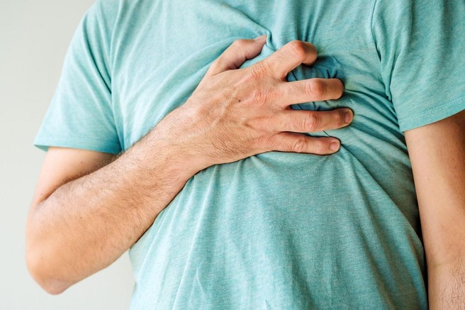Kardiokirurg razkriva: TOLE morate vzeti in prežvečiti takoj, ko opazite prve znake srčnega infarkta