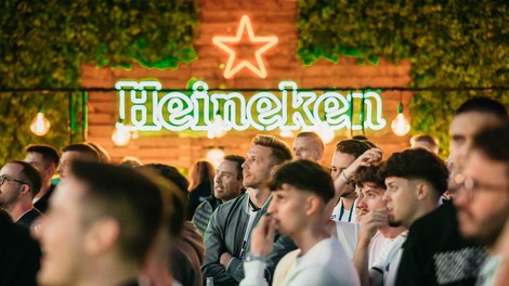 Heineken je skupaj s pravimi navijači ogrel Pogačarjev trg