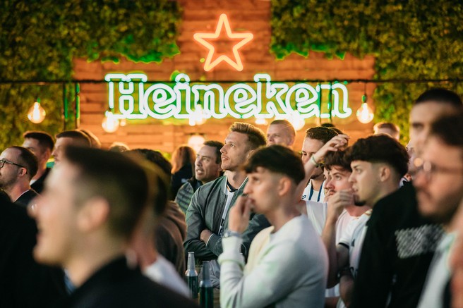 Heineken je skupaj s pravimi navijači ogrel Pogačarjev trg