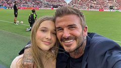 David Beckham s hčerko Harper Beckham dela selfie