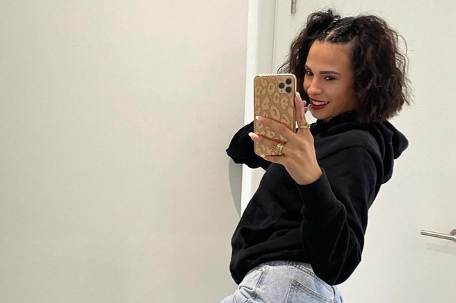 Dekle dela selfie v ogledalu